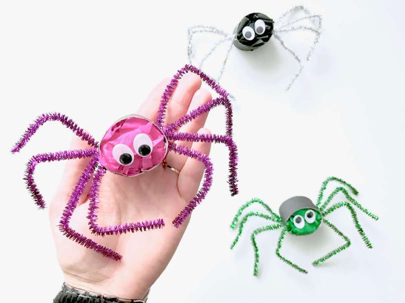 Lustige Spinnen aus Toilettenpapierrollen für Halloween basteln24