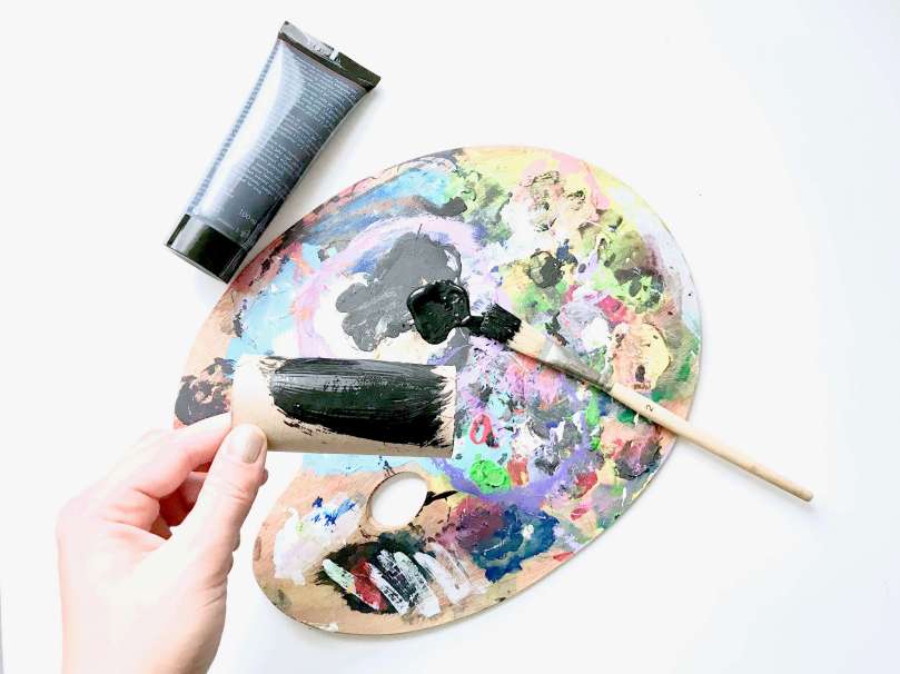 Lustige Spinnen aus Toilettenpapierrollen für Halloween basteln3